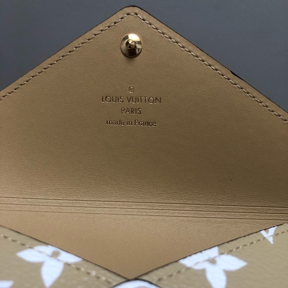 {Louis Vuitton} Giant Pochette Kirigami - Picture 5 of 5